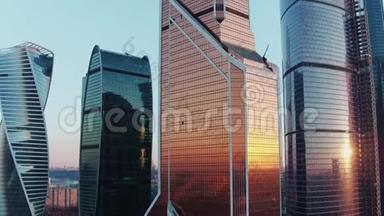 日落时莫斯科商务中心的写字楼摩天大楼，鸟瞰